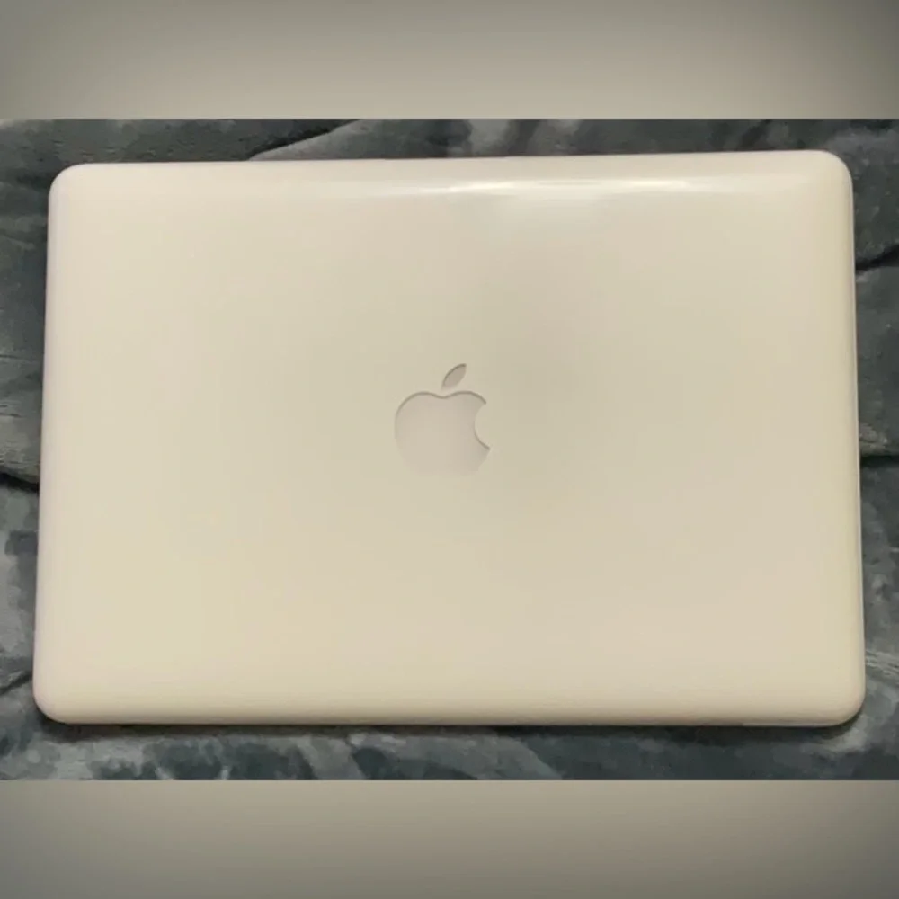 MacBook 13.3” Mid 2010 White 250 HHD 2GB MEMORY 1067 DDR3 CORE 2 DUO PROCESSOR💻